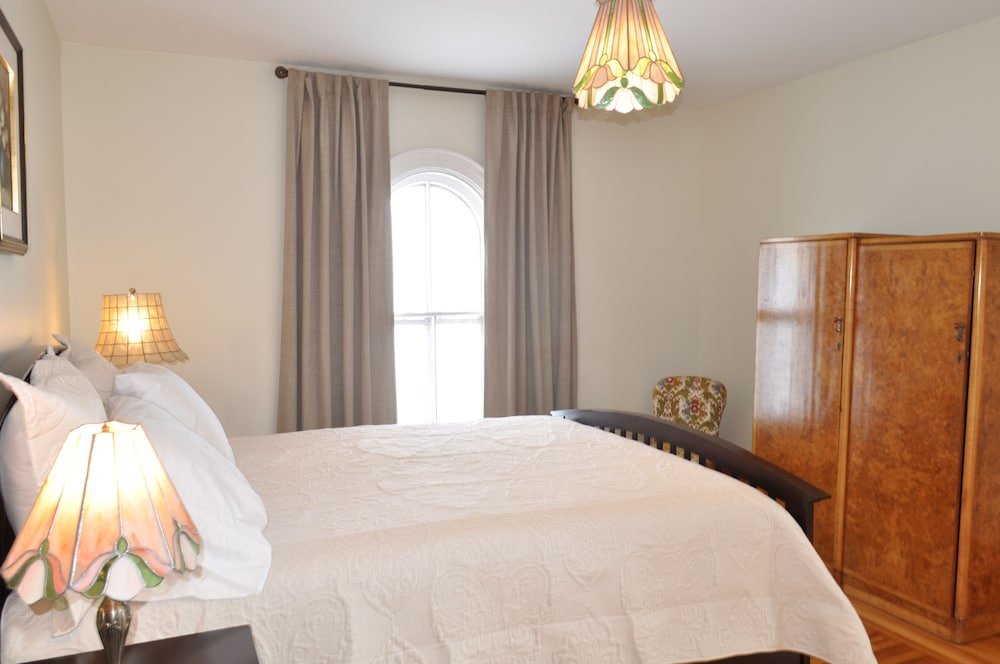 Фото Holman's Heritage Suites