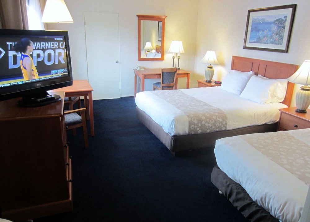 Фото Newport Channel Inn