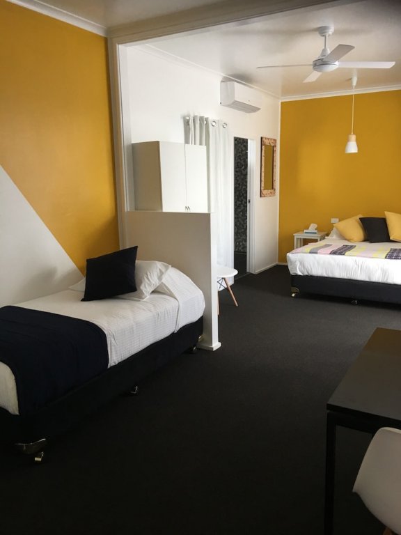 Фото Town House Motor Inn