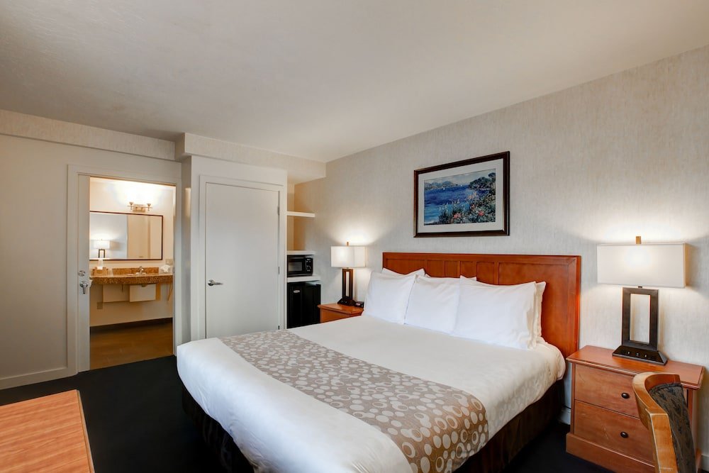 Фото Newport Channel Inn