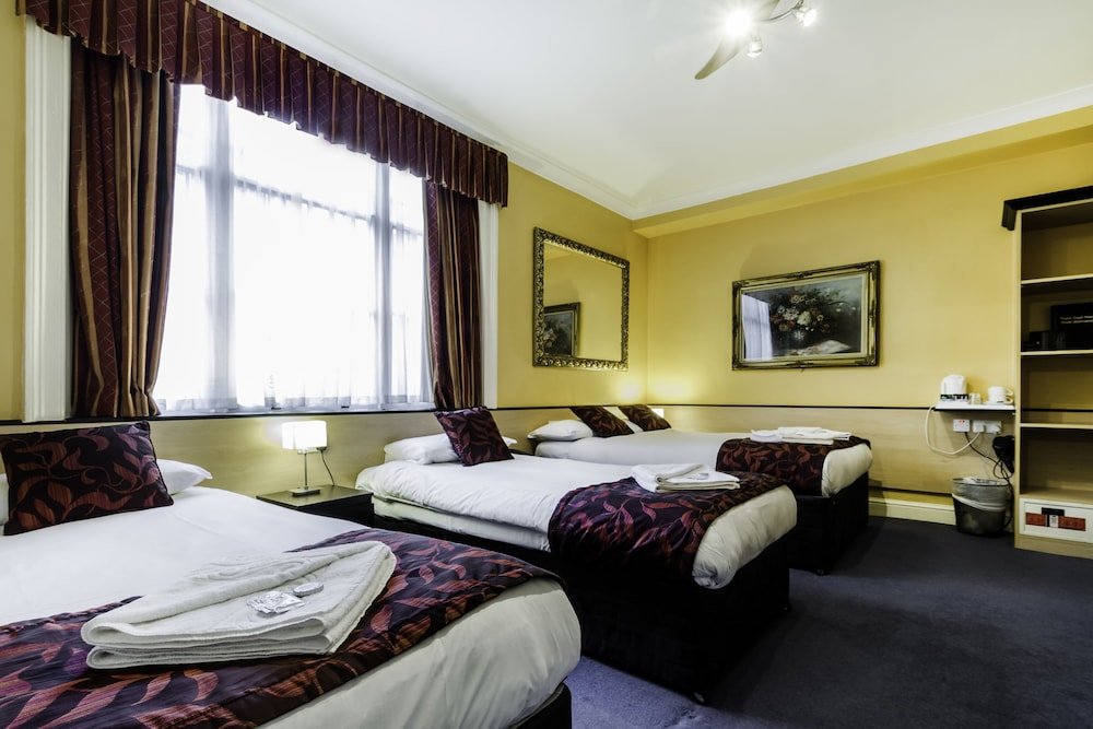 Фото Tudor Court Hotel