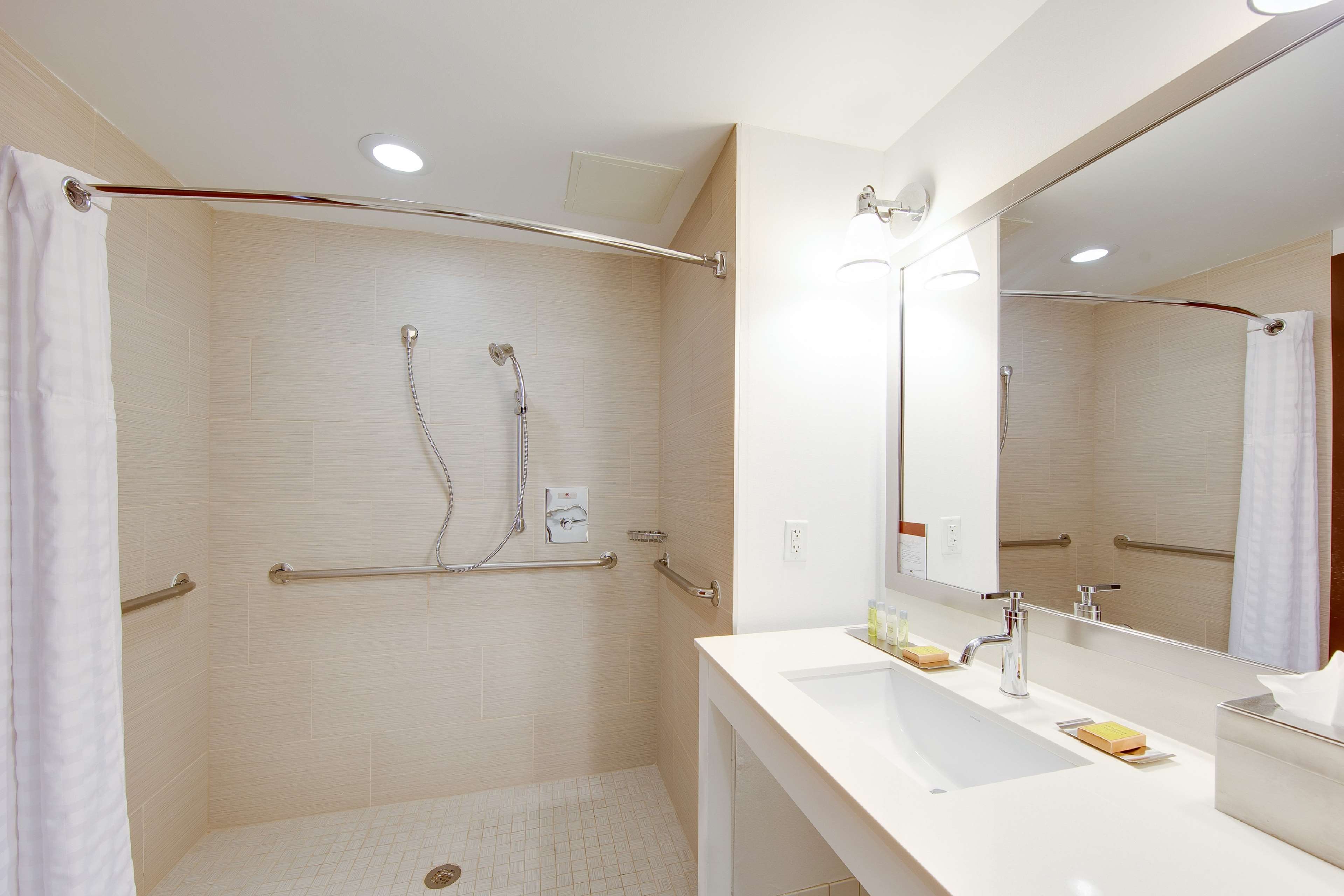 Фото Hilton Garden Inn Raleigh-Cary