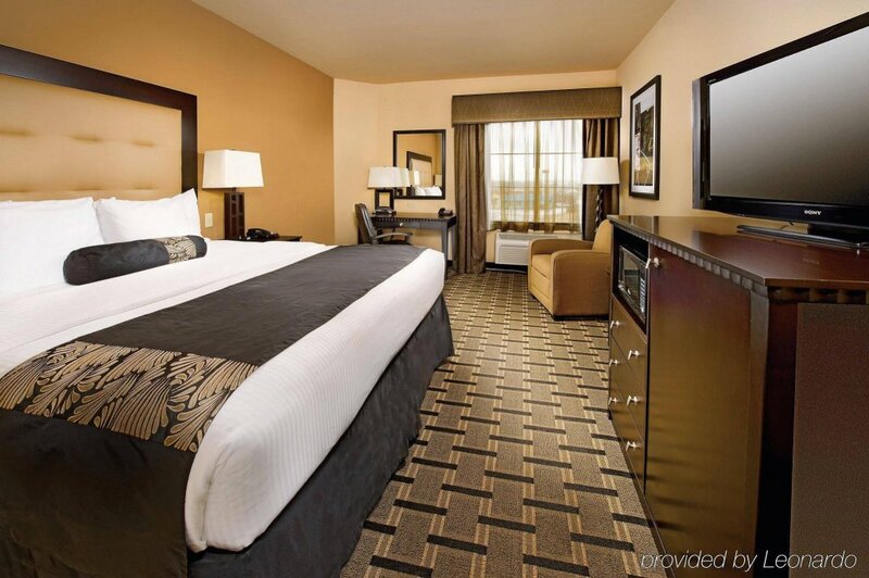 Гостиница La Quinta Inn & Suites by Wyndham Mt. Pleasant