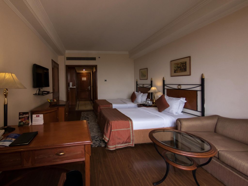 Фото The Bristol Hotel