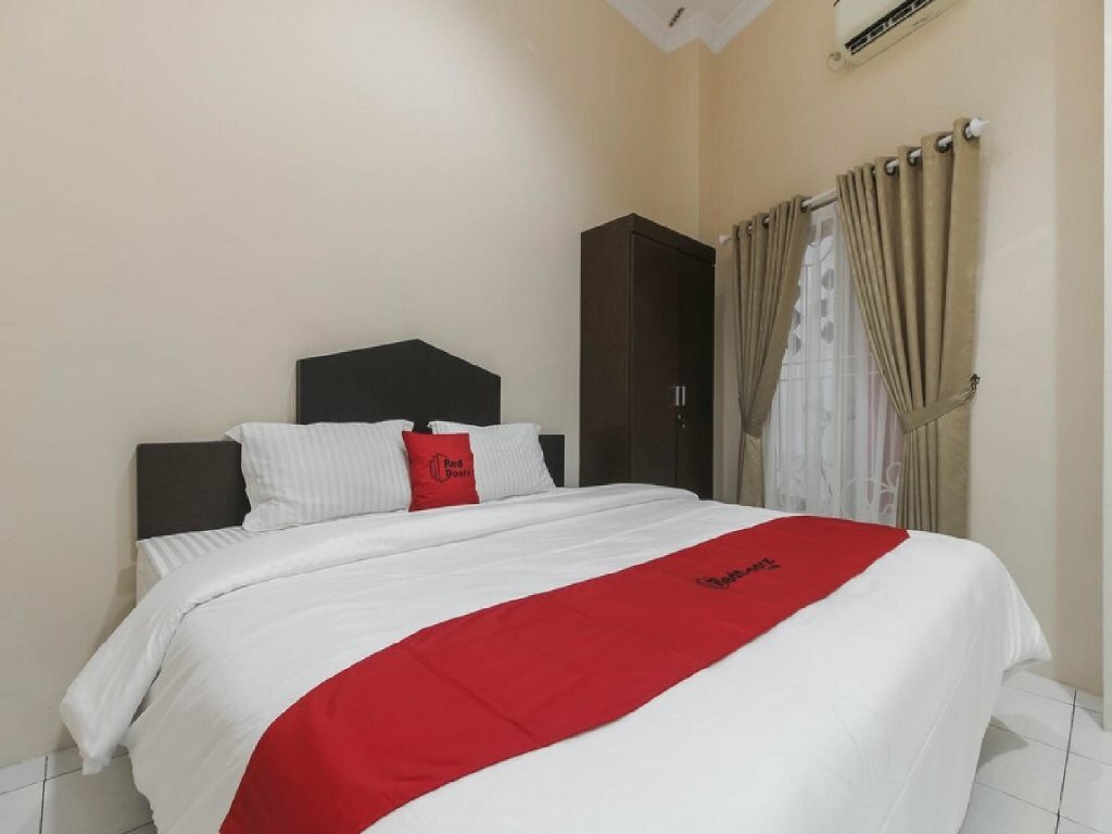 Hotel RedDoorz near Grand Palladium, Medan, photo