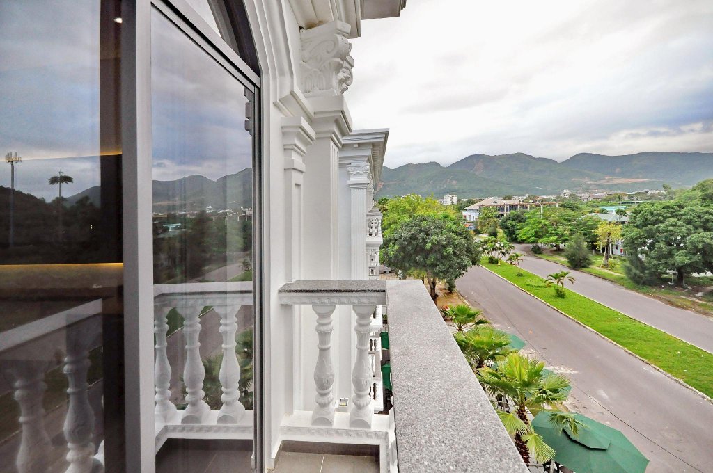 Фото Crown Nguyen Hoang Hotel