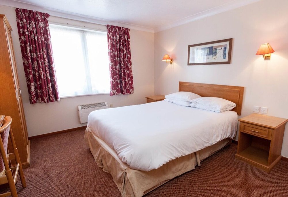 Фото Farmhouse Innlodge by Greene King Inns