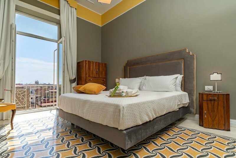 Гостиница Il Fiore D'Oro Luxury Holiday House в Неаполе