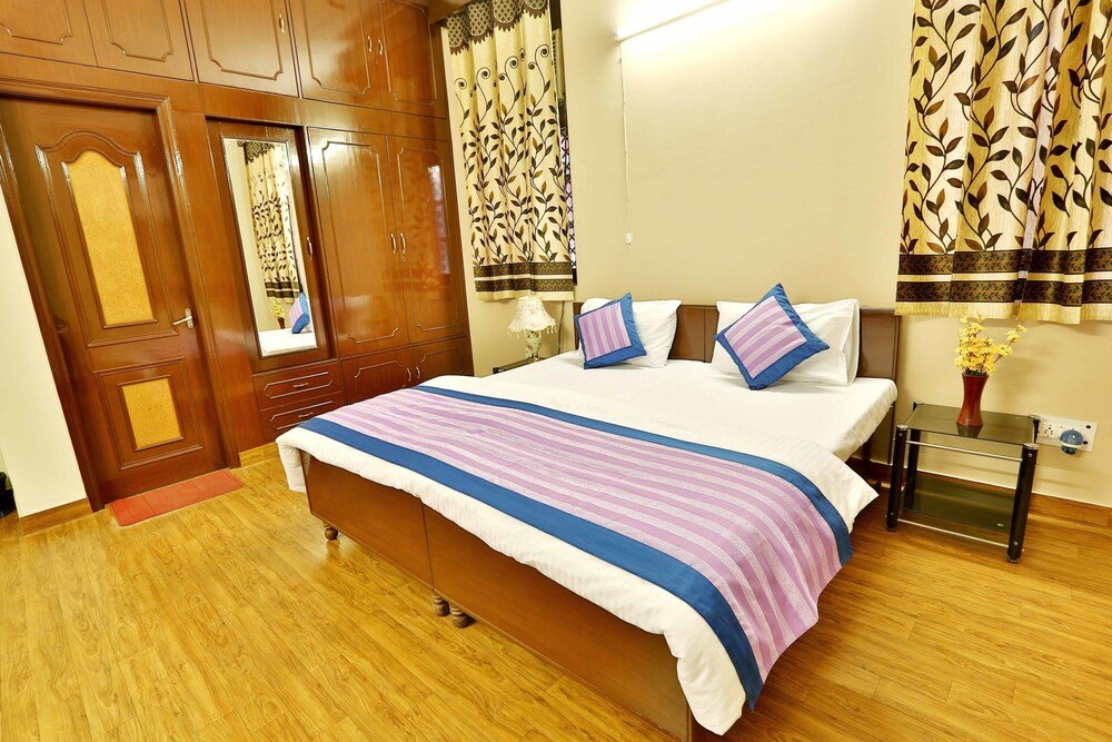 Фото Oyo 402 Hotel Noida Residency