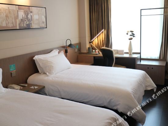 Фото Jinjiang Inn Select Xining West Wusi Road New Hualian Square