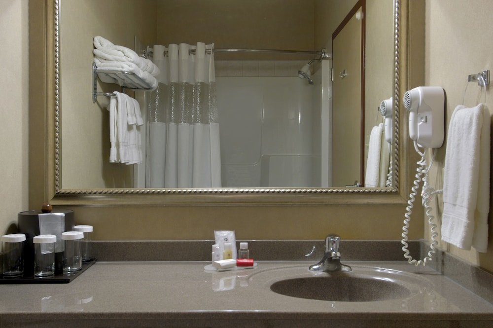 Фото Ramada by Wyndham Drumheller Hotel & Suites