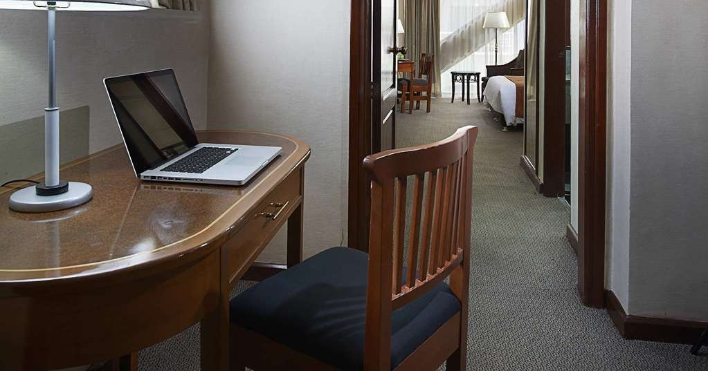 Фото Berjaya Makati Hotel