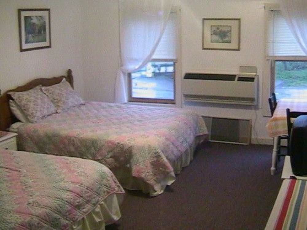 Фото The Hayden Creek Inn