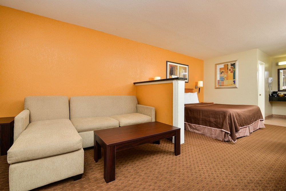 Фото Econo Lodge Inn & Suites El Cajon San Diego East