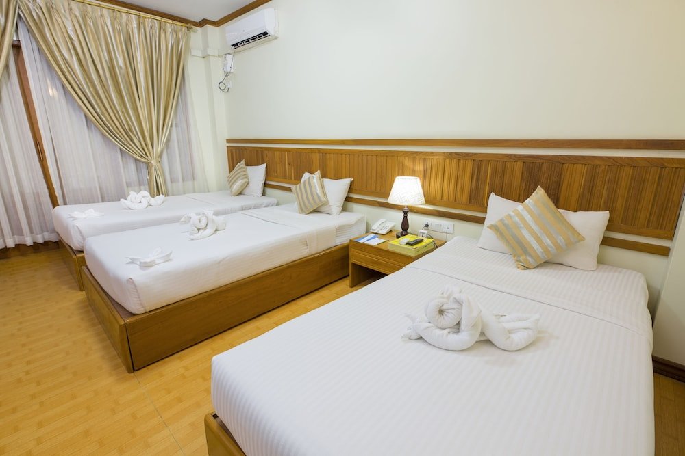 Фото Ten Mile Hotel