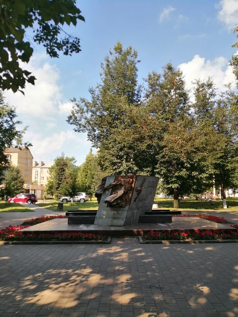 Памятник, мемориал Солдат, уходящий в вечность, Новомосковск, фото