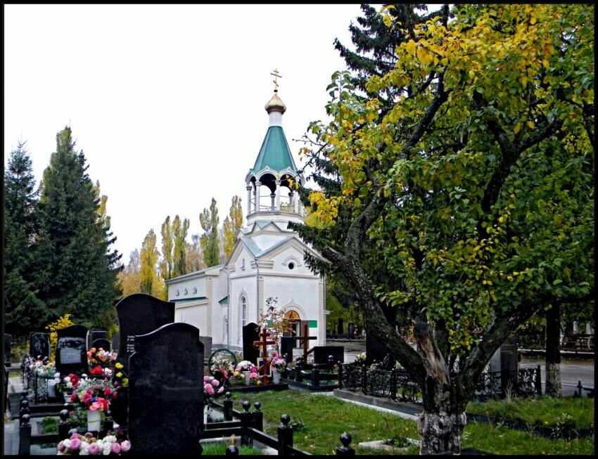 Храмы на кладбище фото