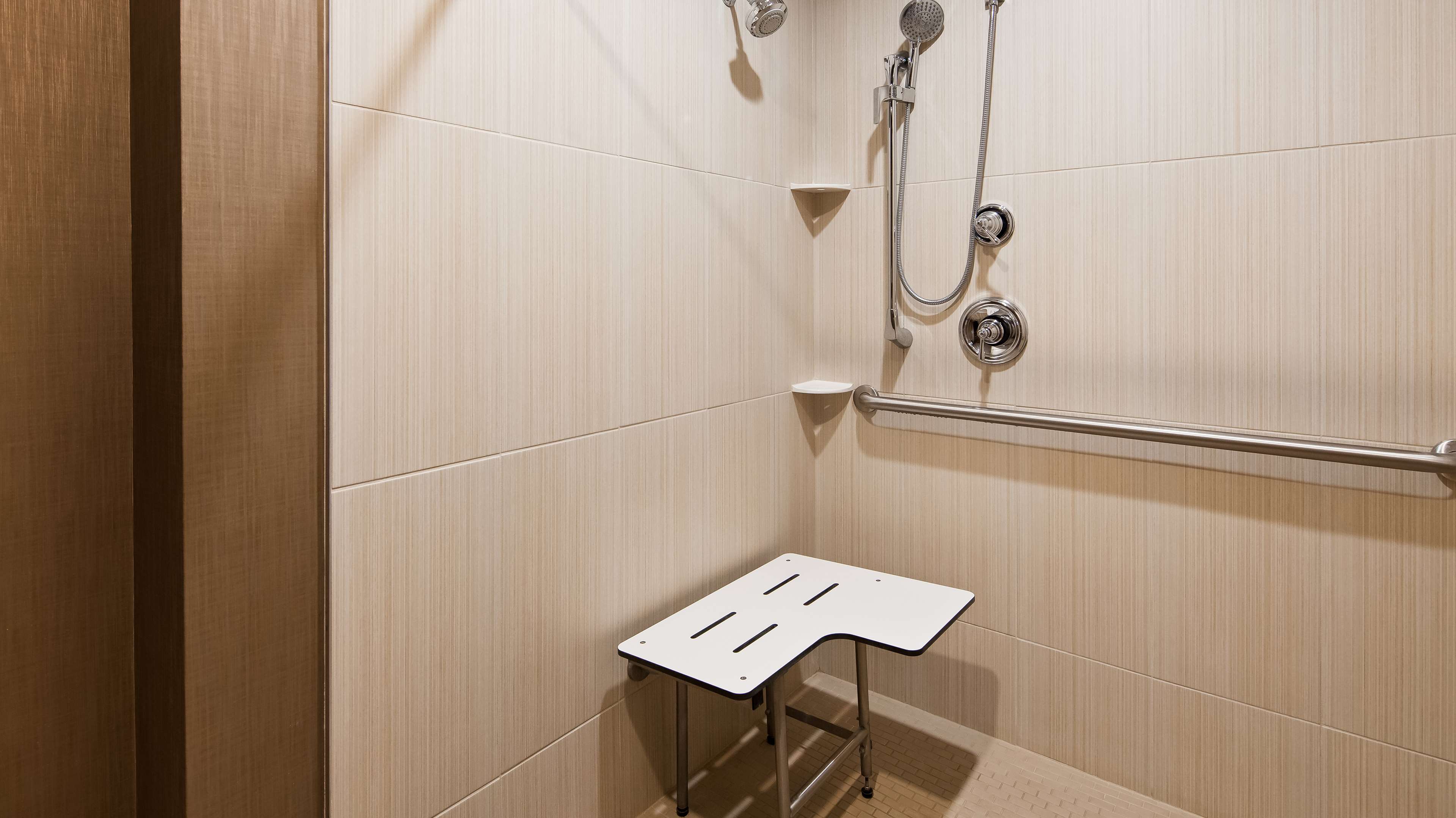 Фото Best Western Plus Cottontree Inn