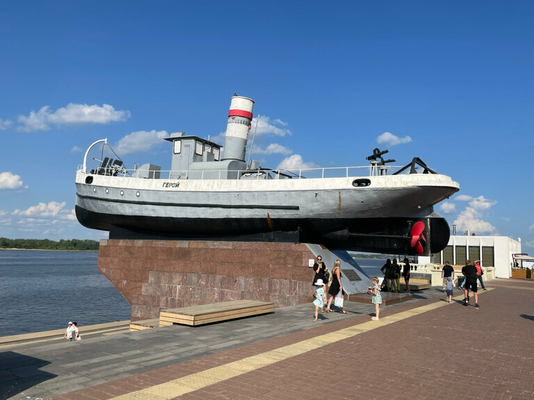 Фото: Катер Герой, памятник технике, Нижний Новгород, Нижне-Волжская набережная 