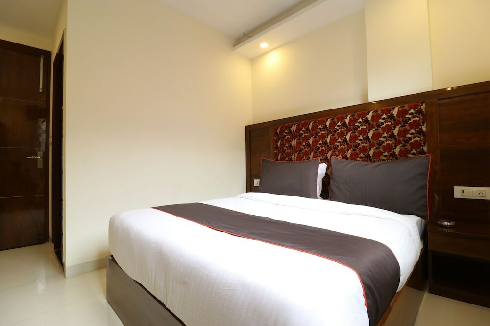 Фото Hotel Emblem Suites