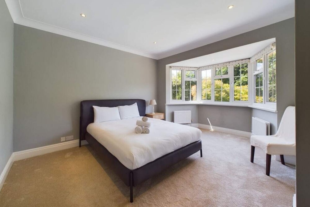Фото The Richmond Park Hideaway - Cozy 5bdr House With Garden + Rooftop Terrace