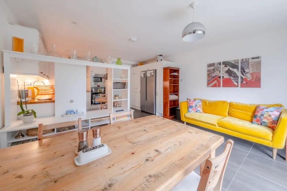 Фото Quiet 3 Bedroom House With a Garden in Putney