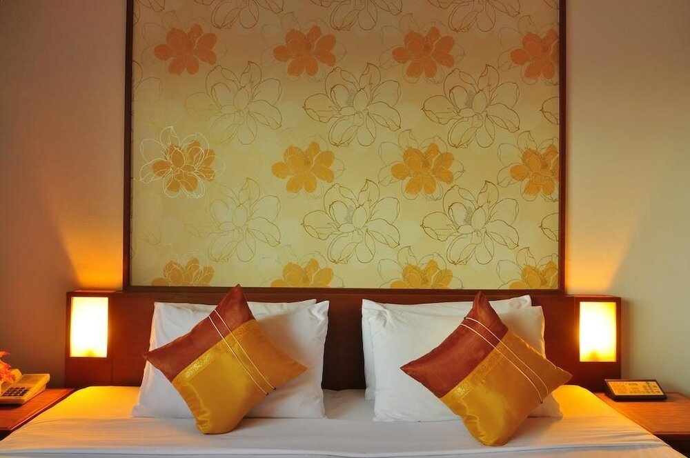 Фото Rattana Karon Beach Hotel