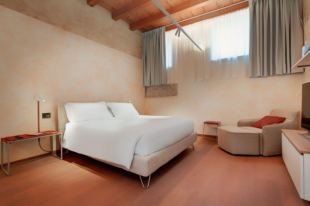 Фото 1881 Luxury Suites