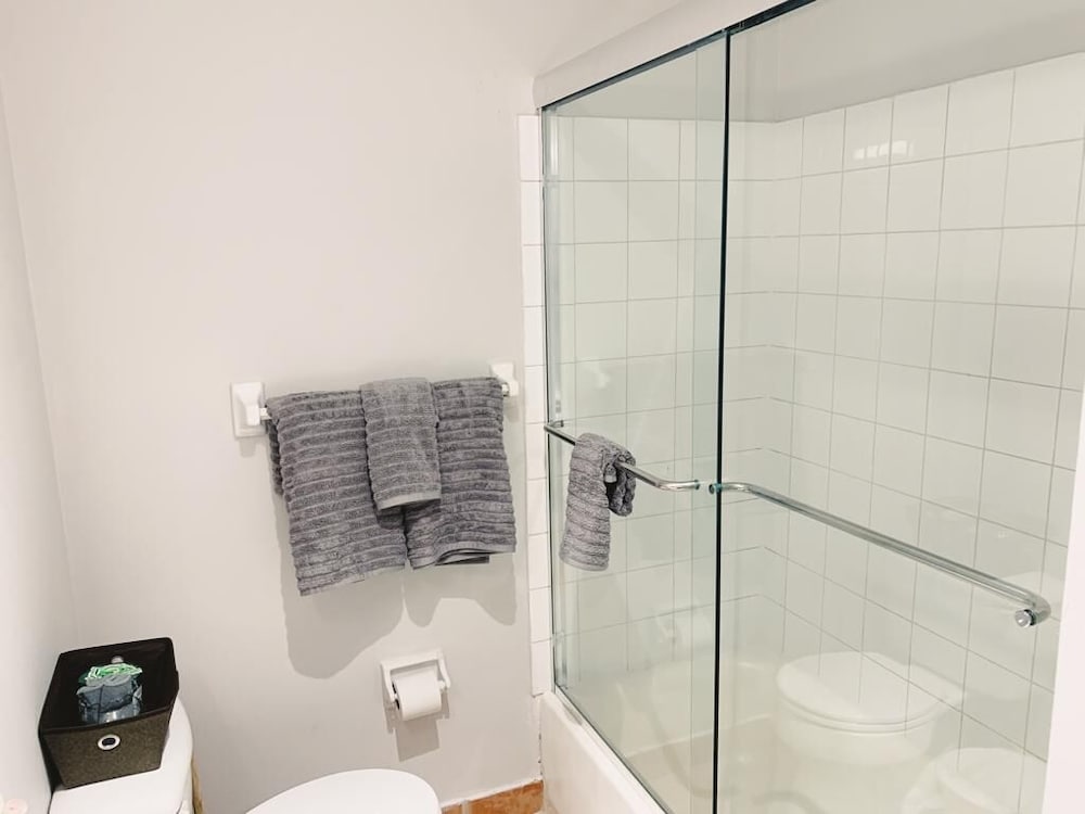 Фото Bayview Apartments by Lowkl