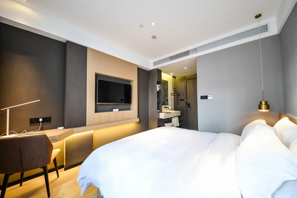 Фото Miju House Gubei-a small white building beside Shanghai oil painting sculpture institute