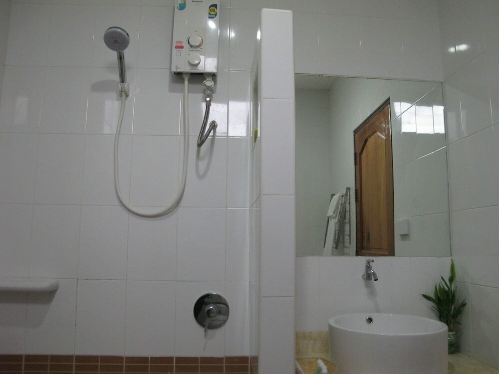 Фото Oyo Baan Tong Tong Pattaya Resort