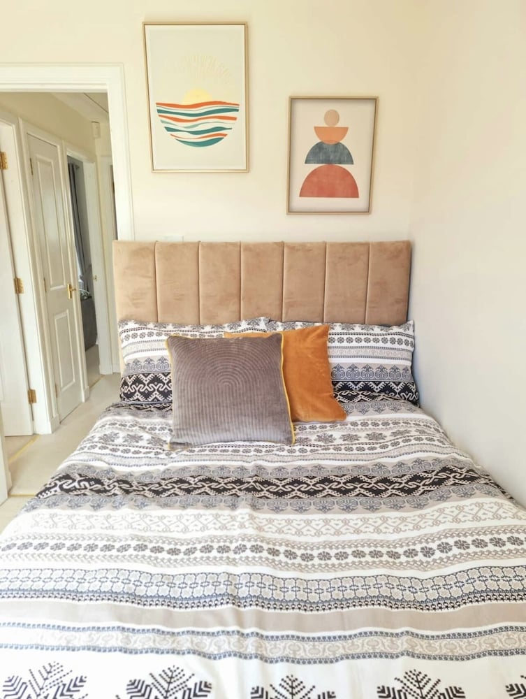 Фото Boutique 3-bed Home with Free Parking in Glasgow