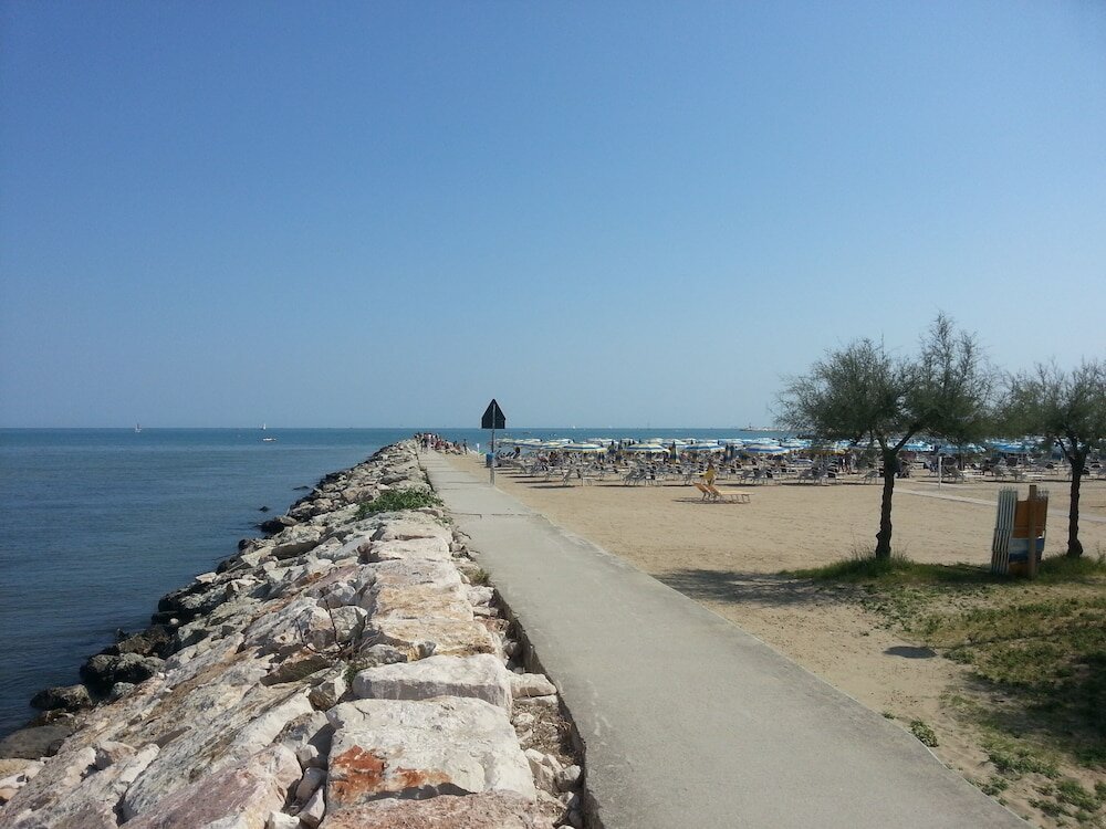 Фото Appartamento sulla spiaggia con balcone