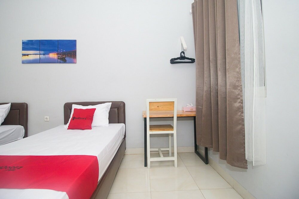 Фото RedDoorz Plus Syariah near Alun Alun Sampang