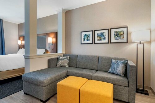 Гостиница Comfort Suites Grandview - Kansas City в Грандвью