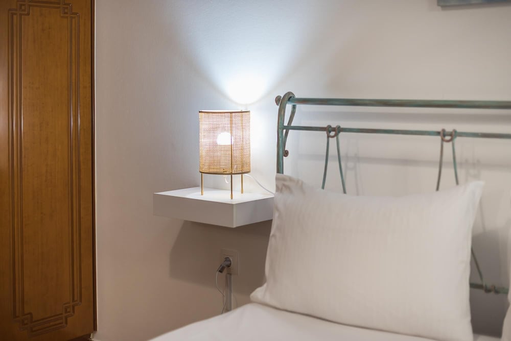 Фото Athens Bright Suite by Cloudkeys