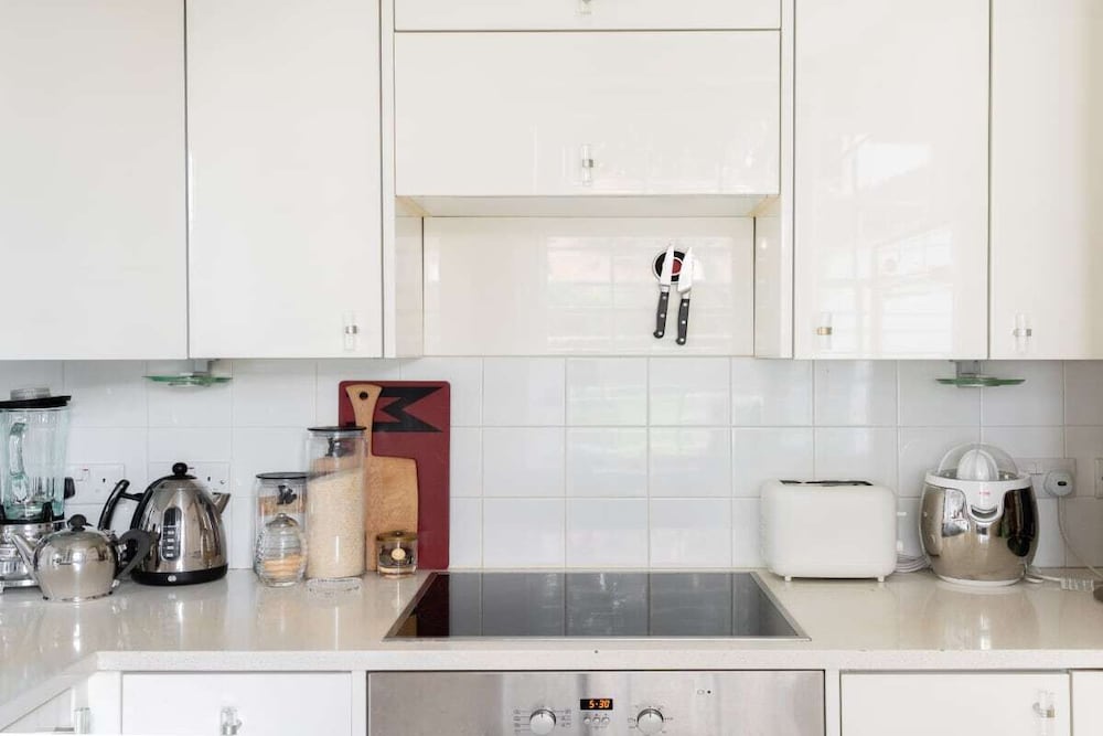 Фото The Maida Vale Retreat - Modern & Central 2bdr Apartment With Parking