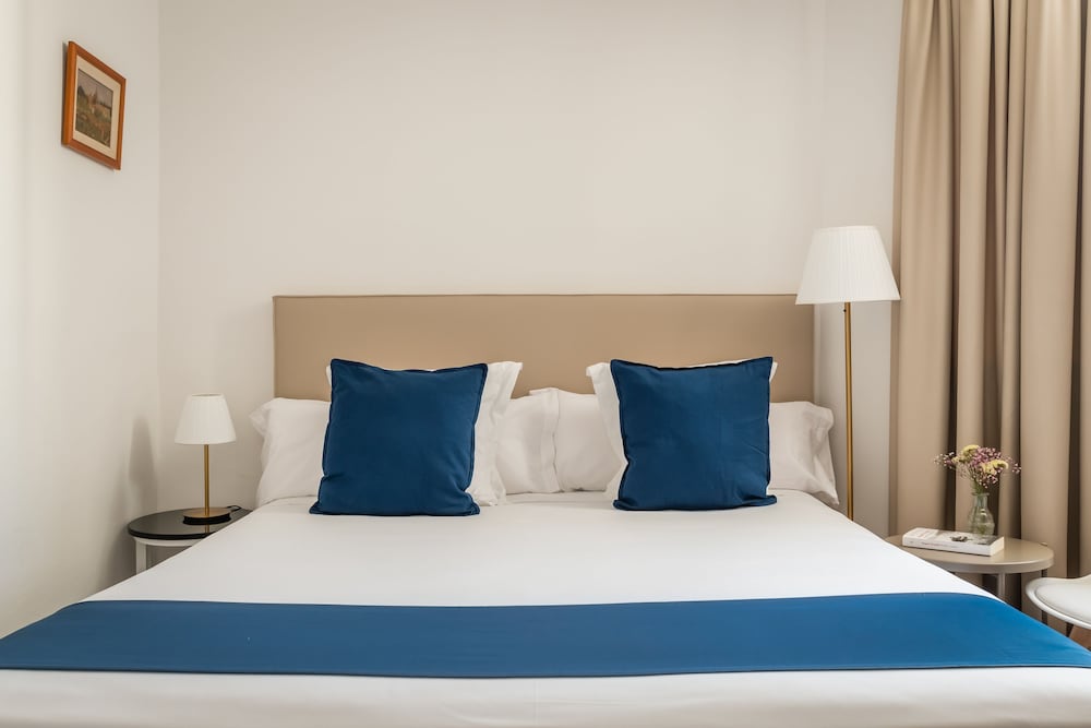 Фото Hotel Medium Sitges 1883