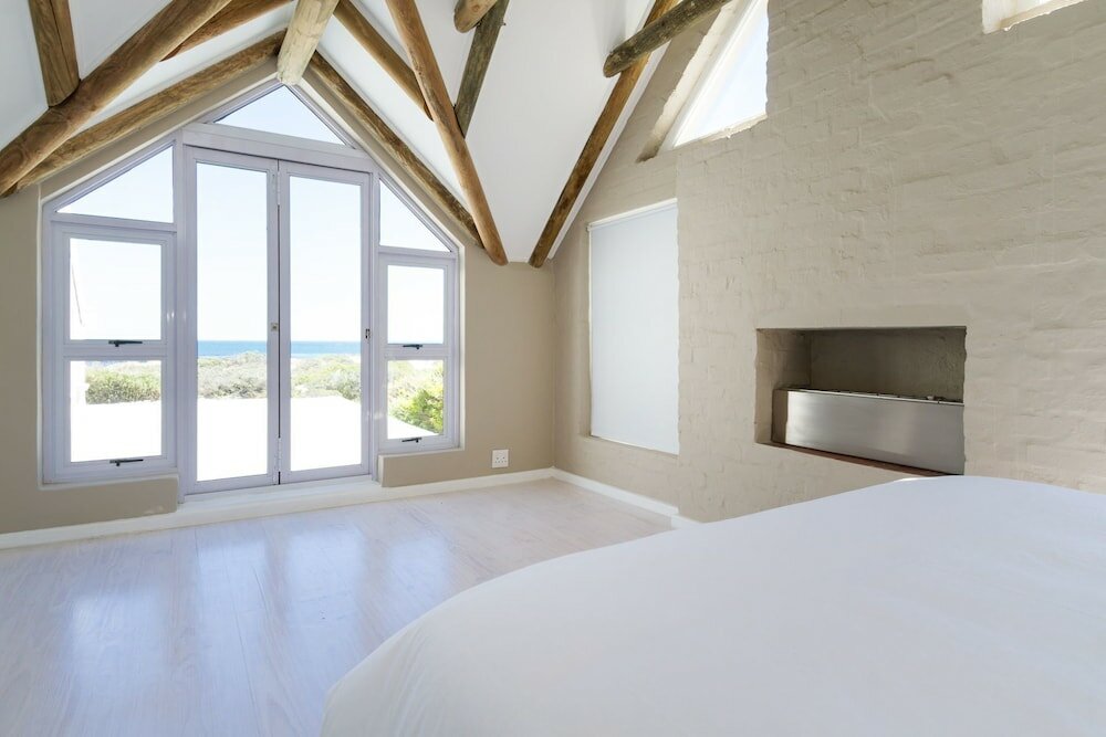 Фото Fin Whale Beach House