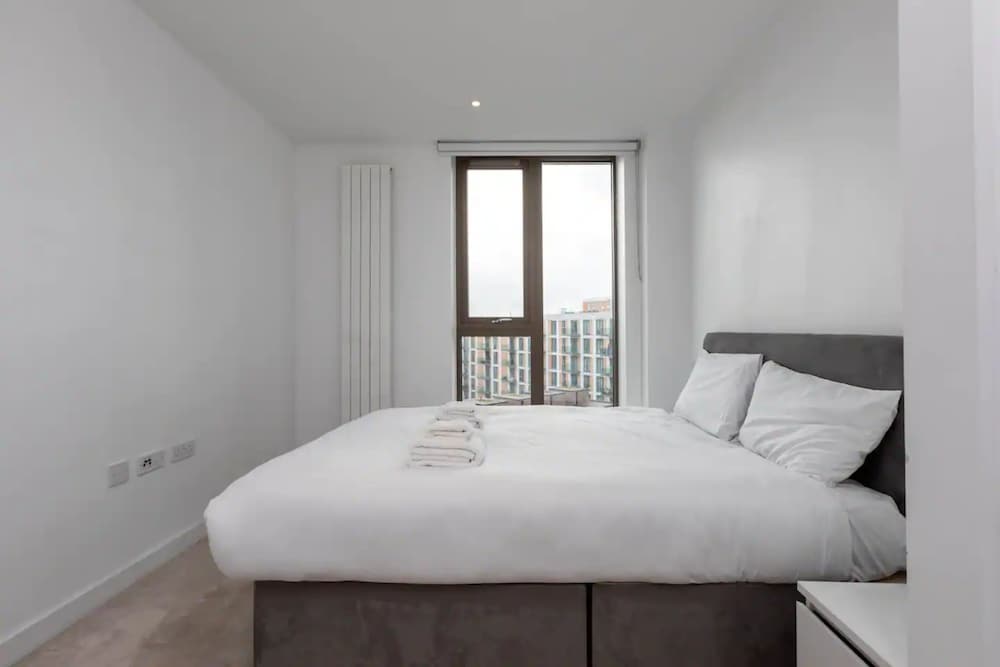 Фото Bright and Modern 2 Bedroom Flat in Royal Wharf