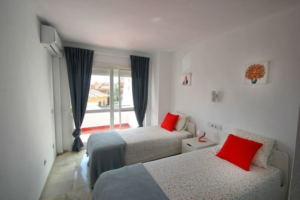 Фото Rootop Villa - Chalet EN Cabo Pino con vistas al mar, jardines y piscina