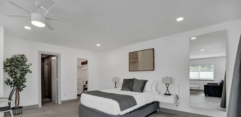 Фото 3-storey Home with Beautiful Lake View