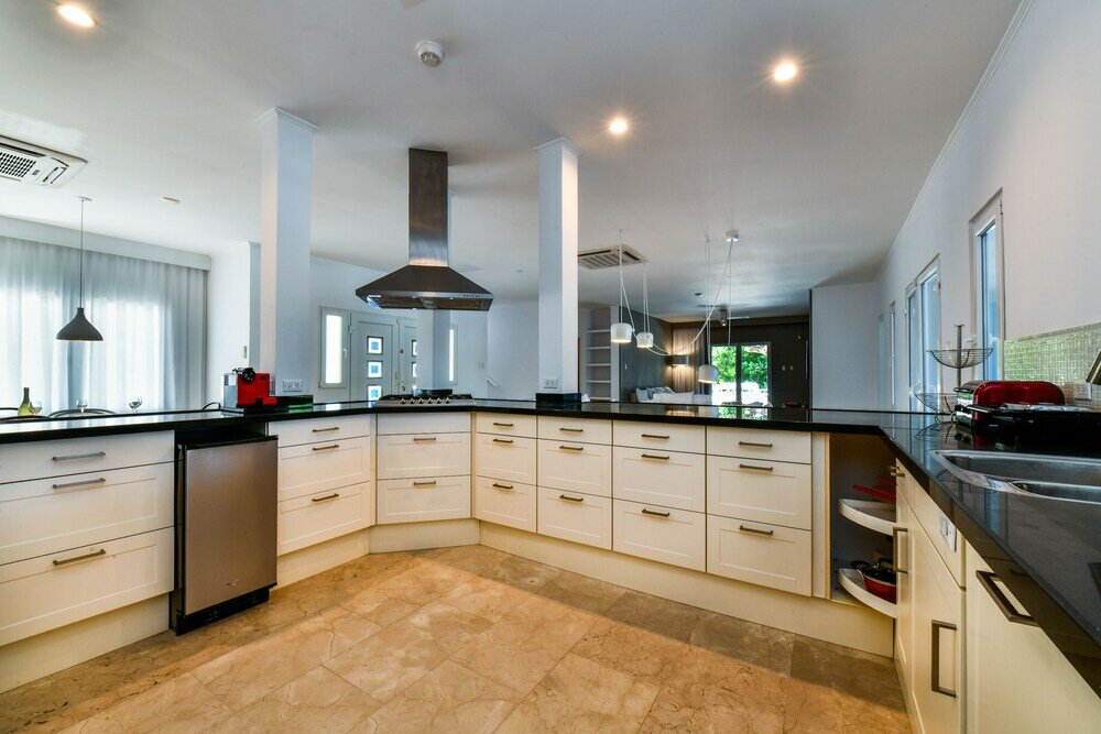 Фото Beach Front Luxury Villa! Boca Catalina Malmok!