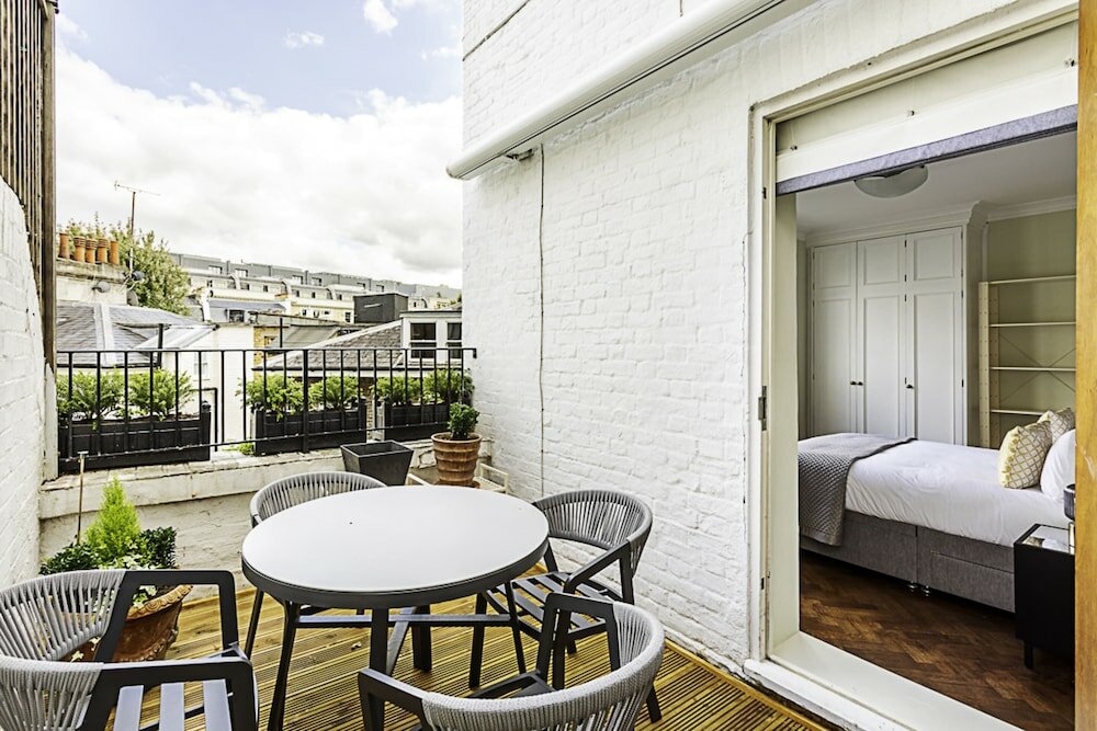 Фото Lovely, Stylish Two-bedroom Kensington Home