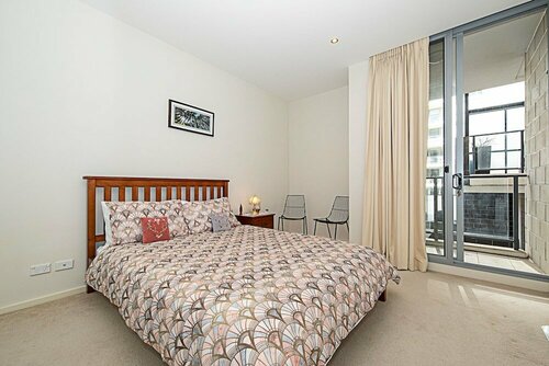 Гостиница Spacious 1-Bedroom Apartment With Parking в Канберре