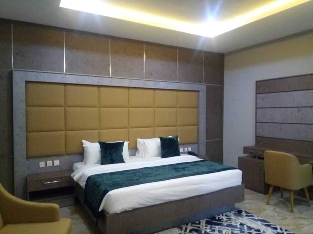 Фото Elegant Hotel & Suites by City Green