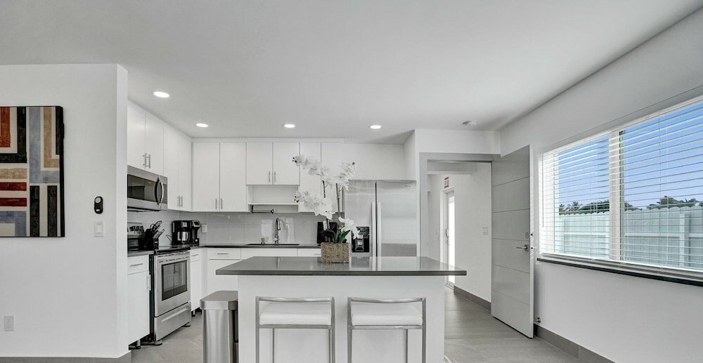 Фото 3-storey Home with Beautiful Lake View