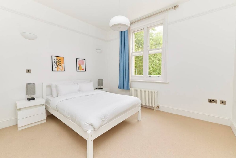 Фото The Woolwich Retreat - Enticing 5bdr House With Parking