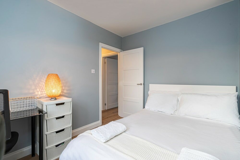 Фото Charming Chiswick Flat by Underthedoormat