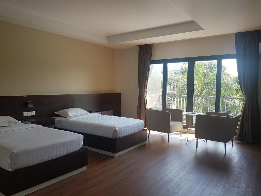 Фото Airport Avenue Hotel